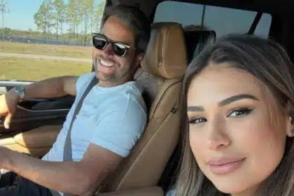 Simone mostra os filhos indo para a escola de Fusca com o pai