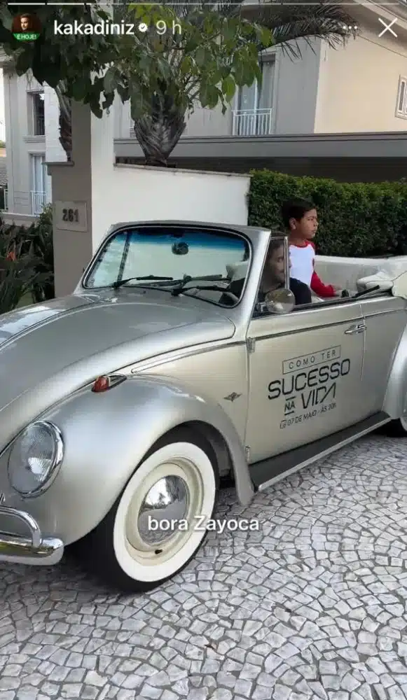 Kaká, marido de Simone, leva os filhos para a aula de Fusca