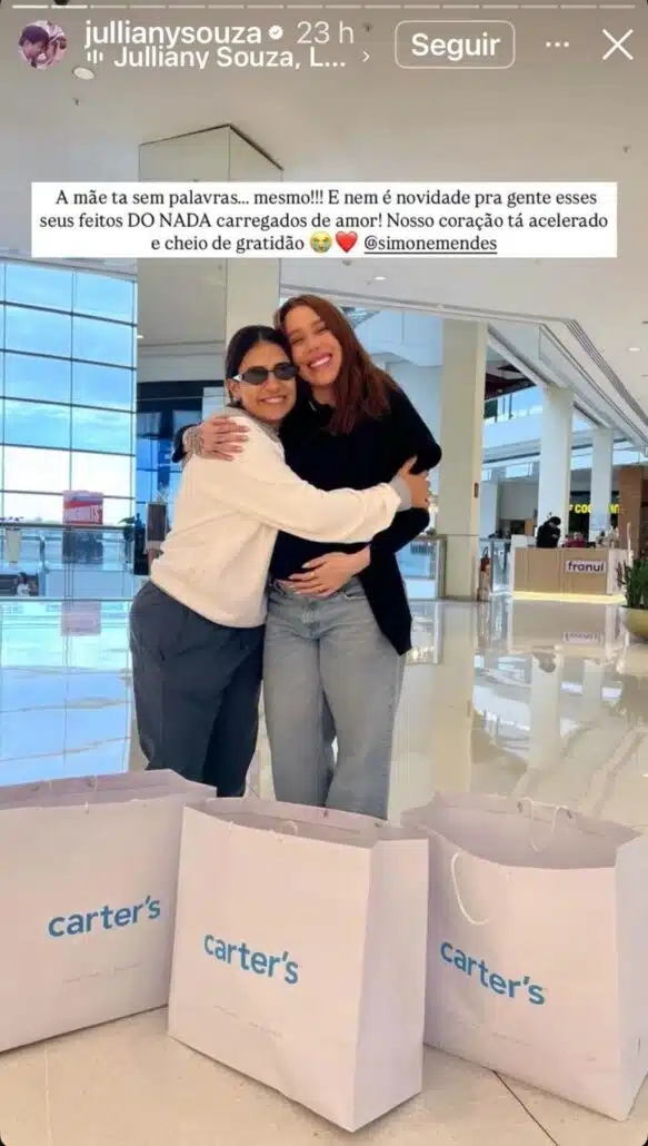 Simone posa com a amiga que está grávida de gêmeos