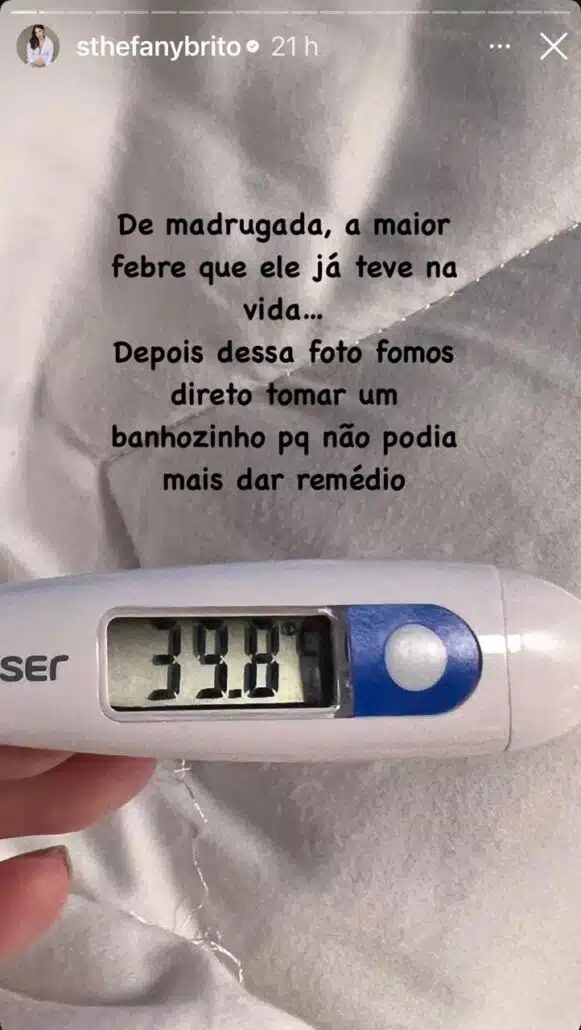 Sthefany Brito mostra a temperatura que tirou do filho