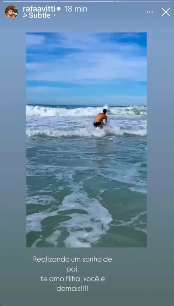 Clara, filha de Tatá Werneck e Rafael Vitti, aprendendo a surfar com o pai