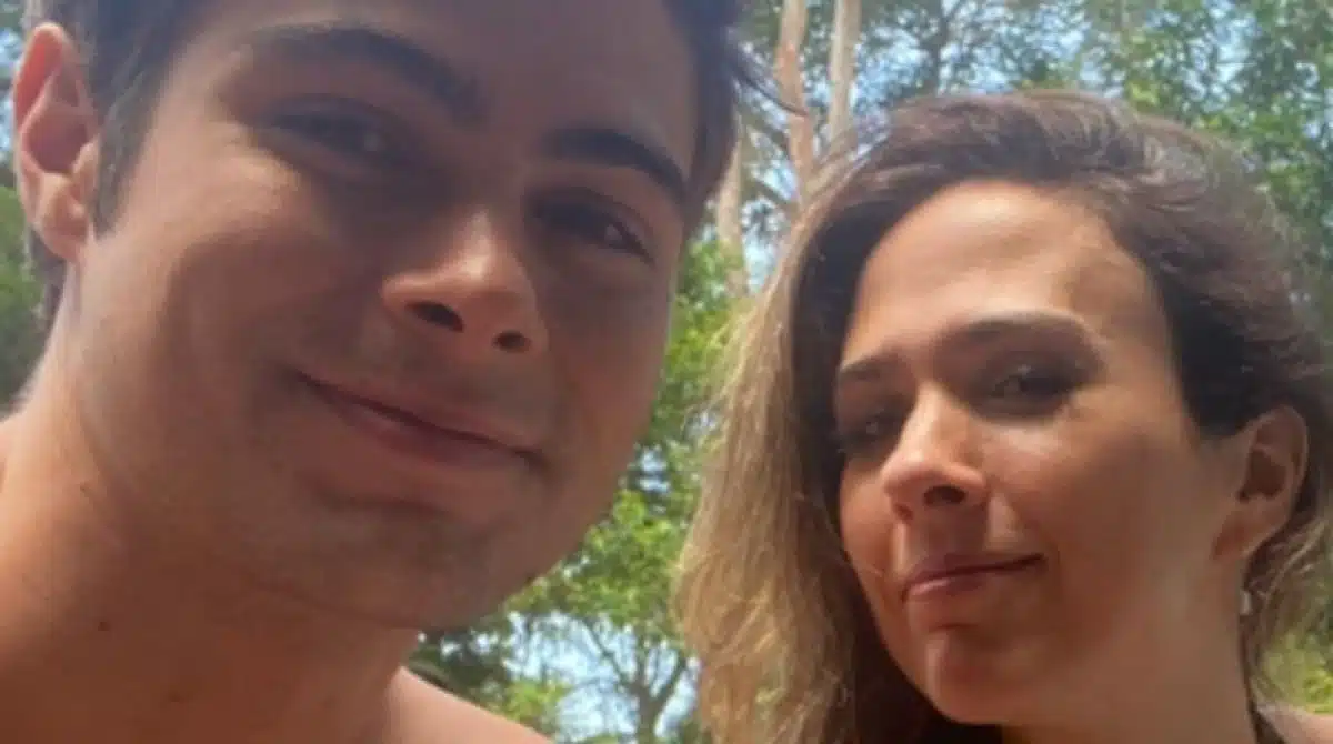 Filha de Tatá Werneck e Rafael Vitti surge em aula de surf com o pai