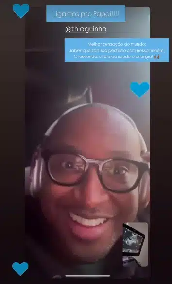 Thiaguinho vendo o ultrassom do filho por chamada de vídeo