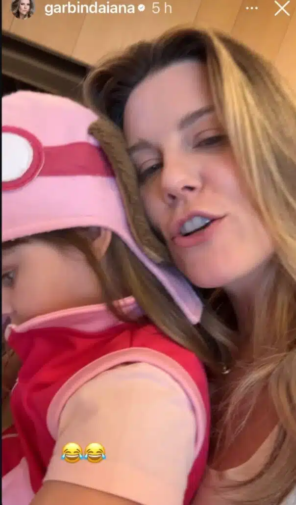 Daiana Garbin junto de sua filha com Tiago Leifert