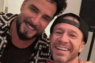 Tiago Leifert mostra a filha em show do Latino
