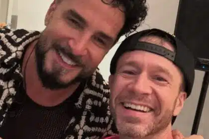 Tiago Leifert mostra a filha em show do Latino