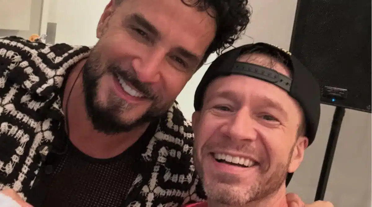 Tiago Leifert mostra a filha em show do Latino