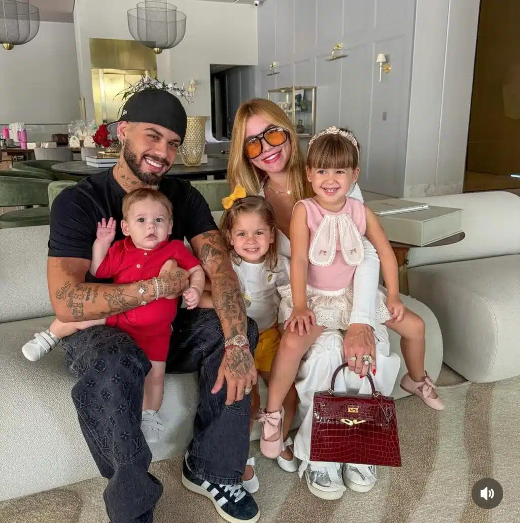 Zé Felipe e Virgínia Fonseca posam com os filhos