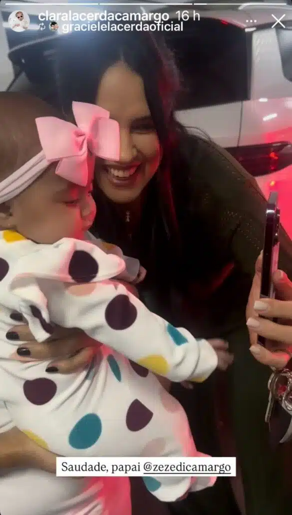Fora de casa, Zezé Di Camargo conversa com a bebê por meio de uma chamada de vídeo