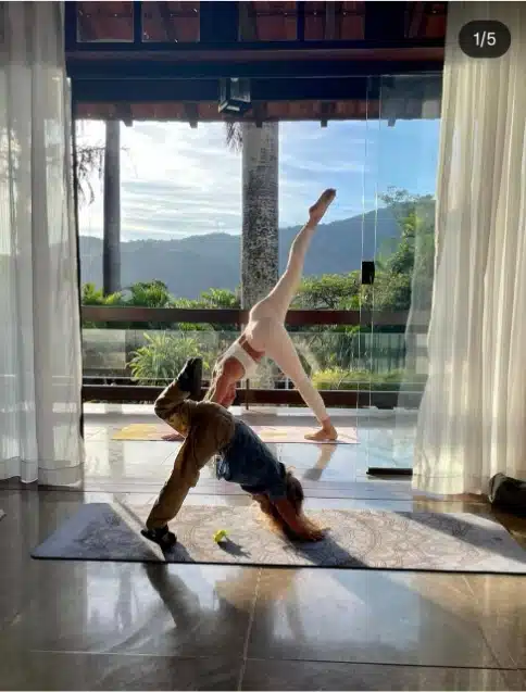 Isis Valverde surge com sei filho fazendo yoga e encantou