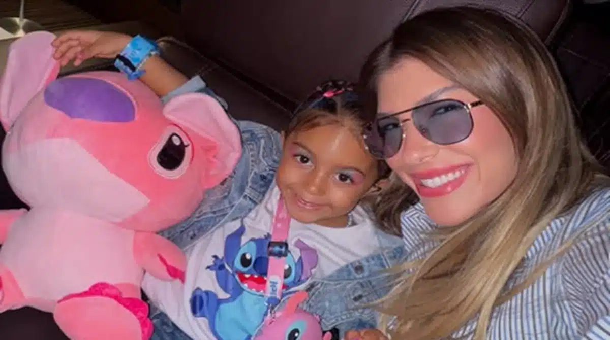 Lorena Improta mostra sua filha vestida de caipirinha na festa junina da escola e impressiona