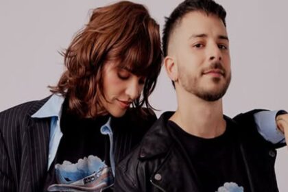 Monica Benini exibe seus filhos com Junior Lima brincando com pintura e impressiona