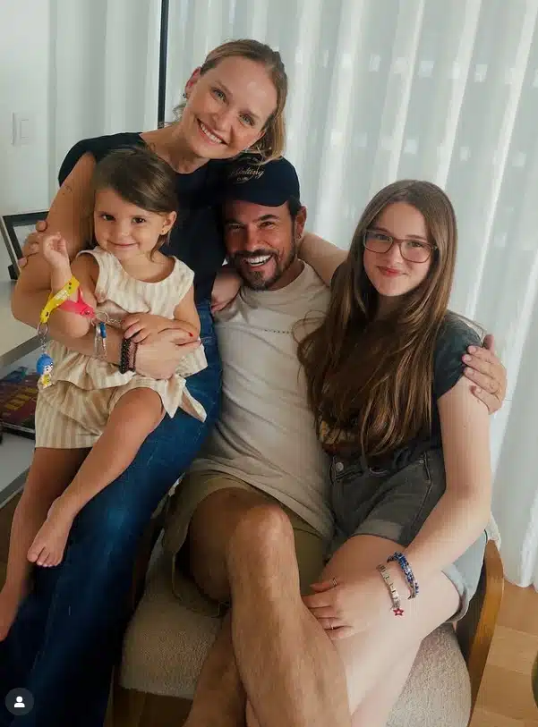 Paulinho Vilhena posa com sua bebê e Fernanda Rodrigues em Portugal e surpreende