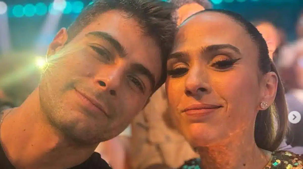 Tatá Werneck e Rafael Vitti posam com a filha em reunião de família e surpreendem