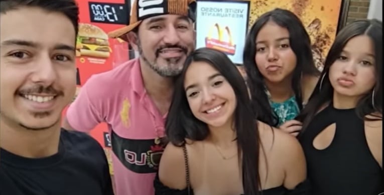 Adolescente Ana Luiza ao lado do pai e de seus irmãos