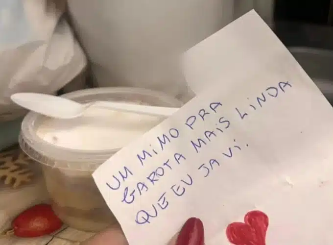 Adolescente recebeu este bilhete com o bolo