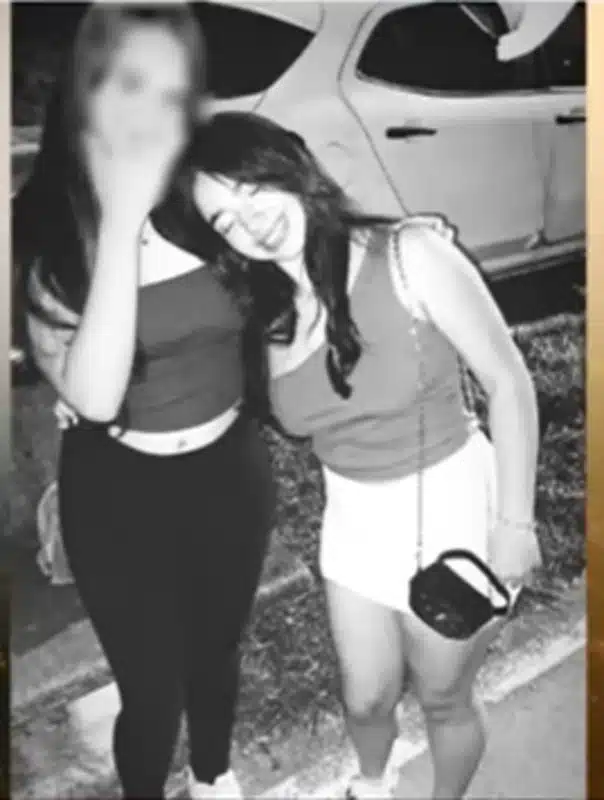 Jovem Ana Luiza com a adolescente que tirou sua vida