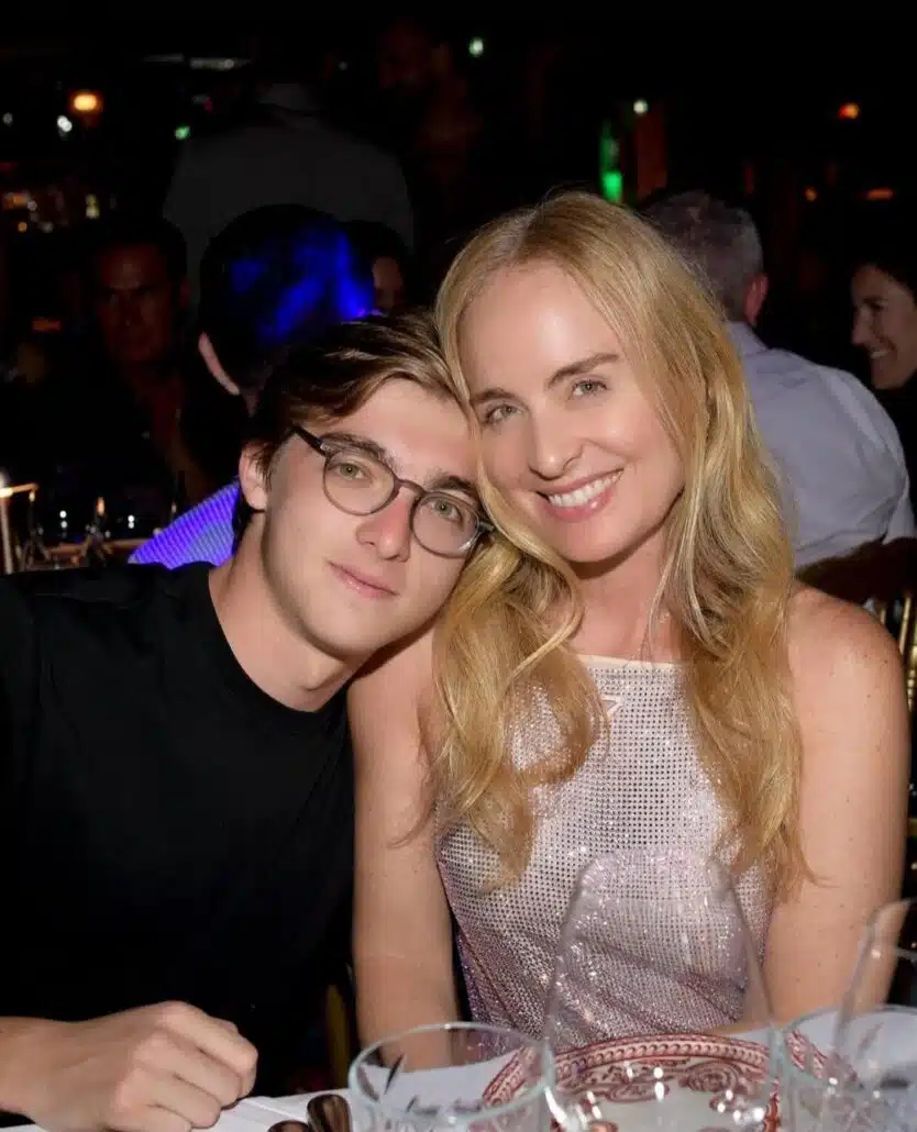 Angélica posa com Joaquim no aniversário de 20 anos dele 
