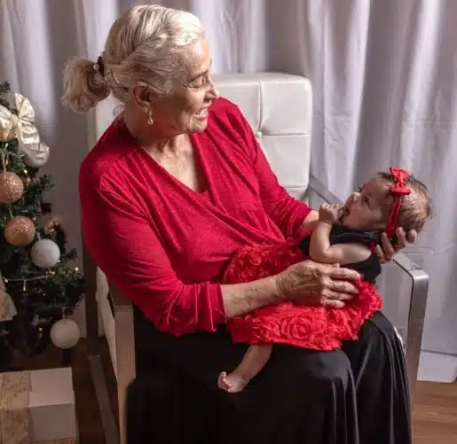 A avó junto com a netinha Giovanna
