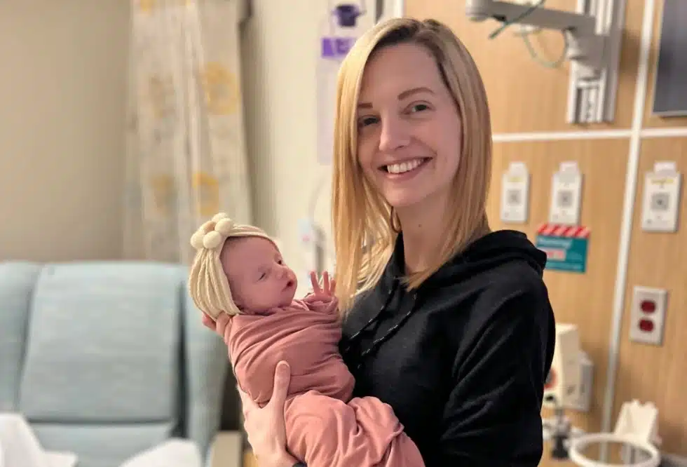 A bebê Hazel ao lado de sua mãe