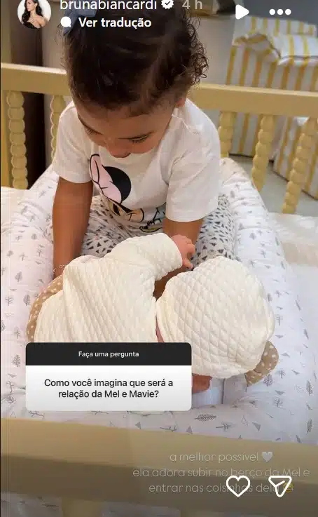 Bruna Biancardi mostrando a filha Mavie no berço de Mel