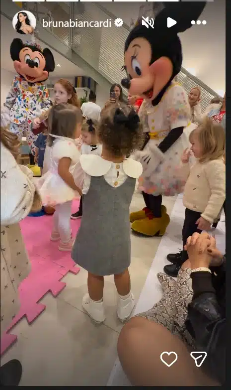Bruna Biancardi exibiu Mavie brincando na festa