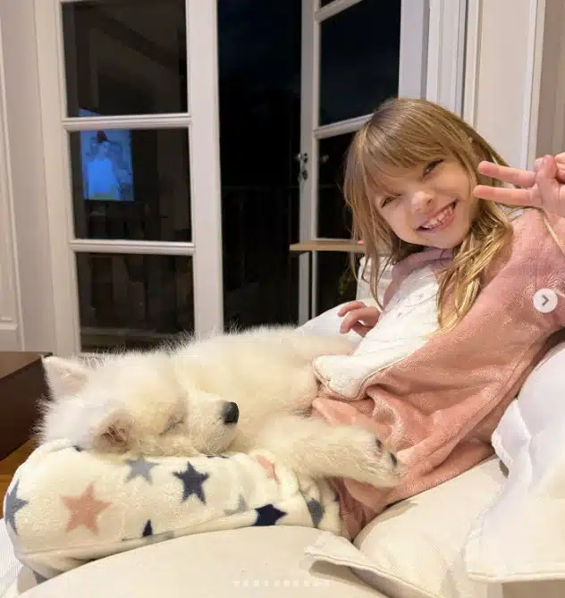 Filha caçula de Eliana encantou ao surgir em raro registro com seus pets 