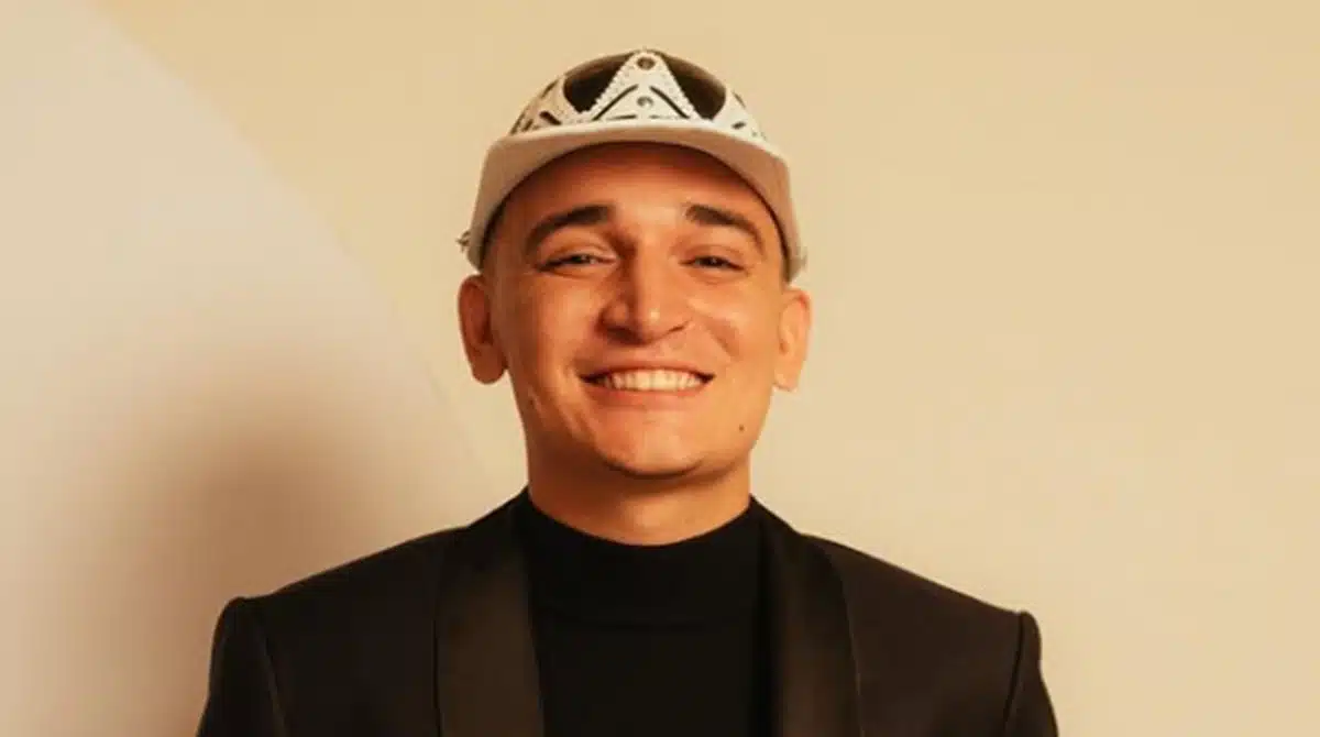 João Gomes surge no palco com seu filho e surpreende