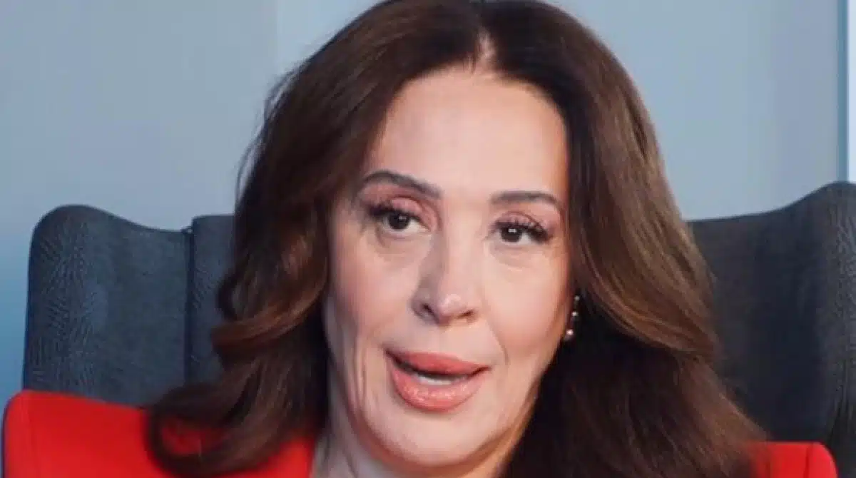 Claudia Raia posa com o bebê e explica por que se afastou do teatro