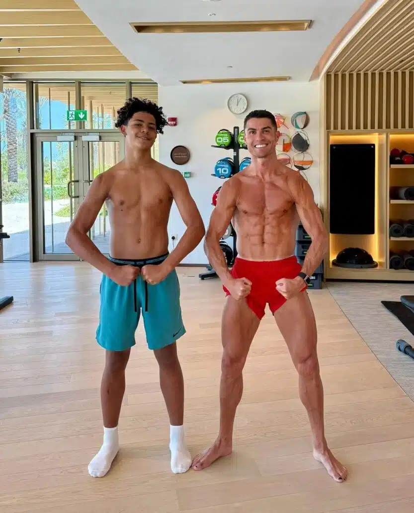 Cristiano Ronaldo posa com o filho, Cristianinho, que também é jogador