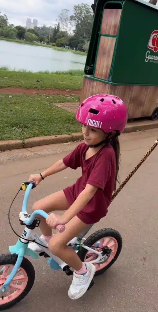 Zoe, filha de Sabrina e Duda Nagle, em sua bicicleta sem rodinhas