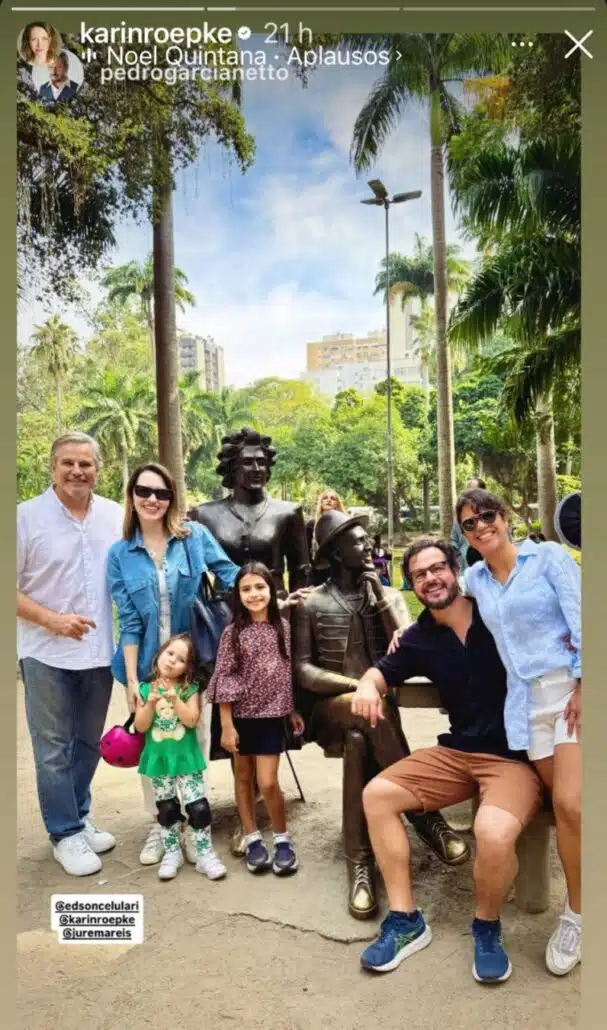 Edson Celulari e Karin posam com a filha nas estátuas em homenagem pra Paulo Gustavo