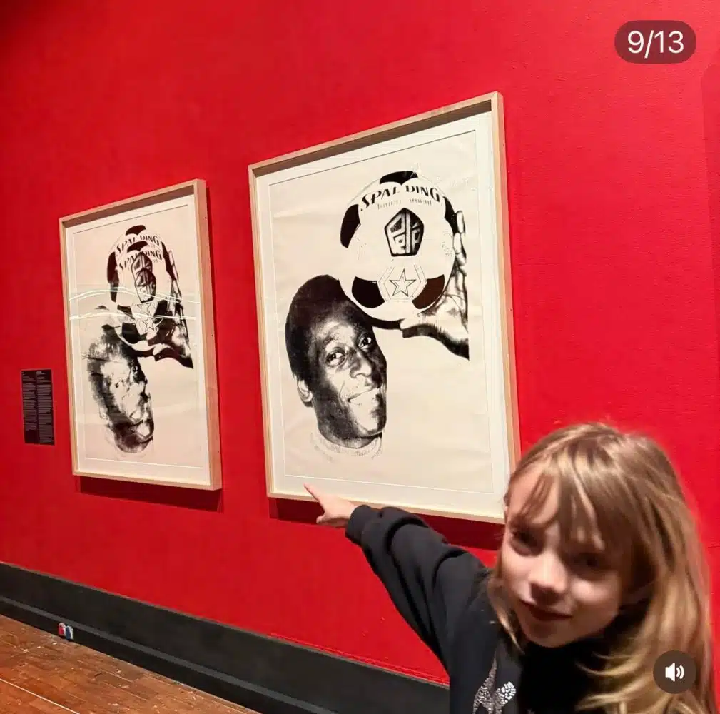 Manuela, caçula de Eliana, posa diante de uma das obras de Warhol