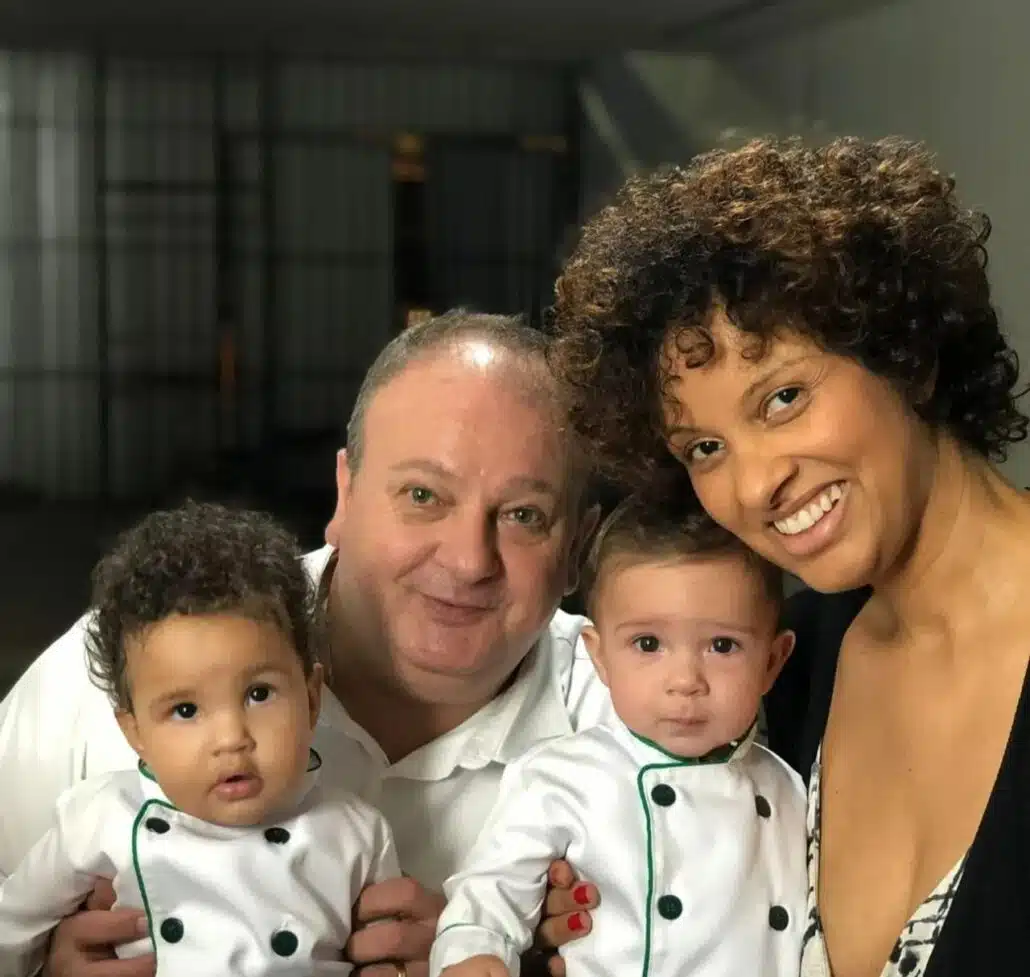 Rosângela e Erick Jacquin relembram ensaio feito com os gêmeos vestidos de cozinheiros