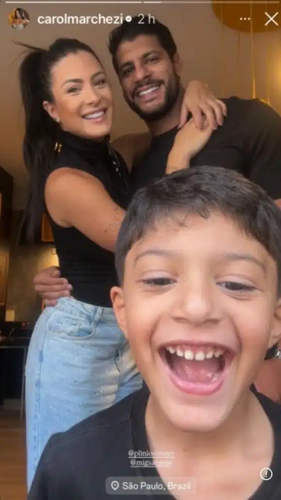 Miguel, filho de Carol e Felipe Araújo, posa com ela e seu novo namorado