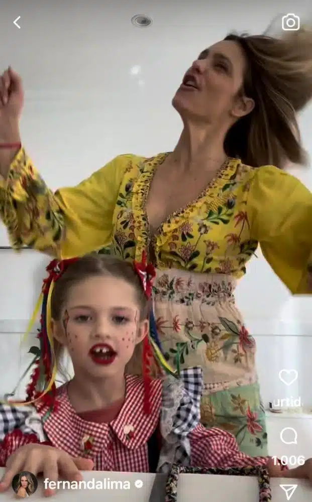 Fernanda Lima se arrumando com a filha pra festa junina