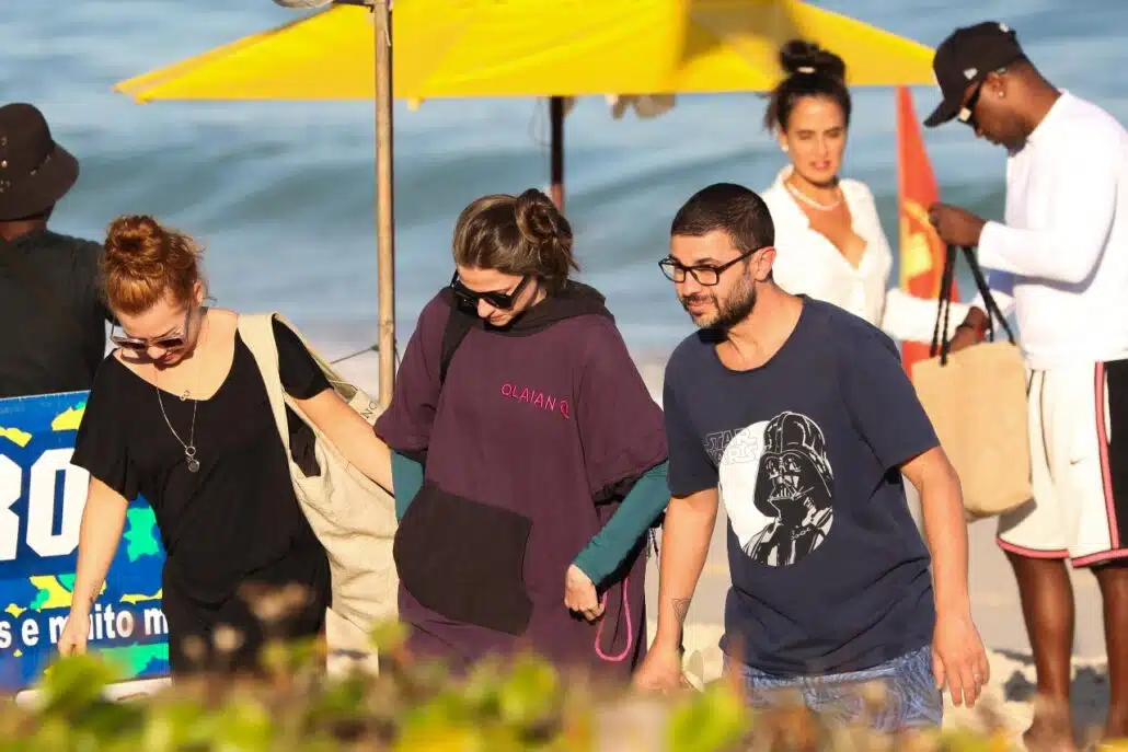 Fernanda Souza junto com Thiaguinho e Carol Peixinho na praia