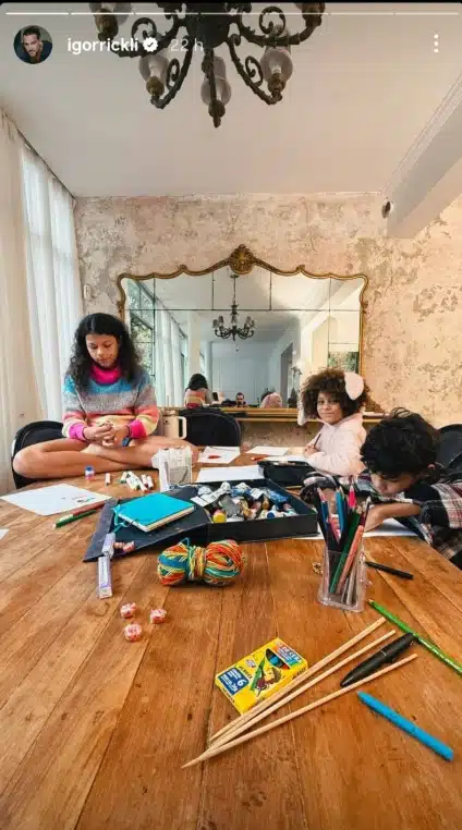 Filhos de Igor Rickli surgem fazendo tarefa da escola juntos e encantam 