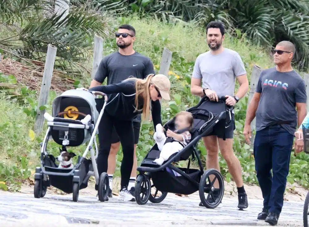 Fiorella Mattheis brinca com o primogênito