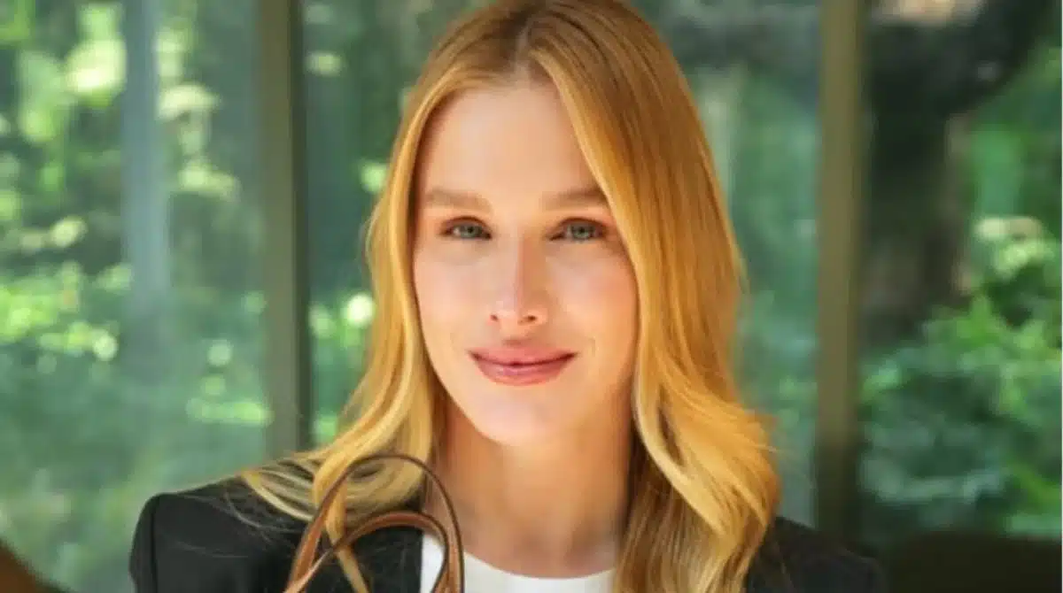 Fiorella Mattheis faz rara aparição com o marido herdeiro e os 2 filhos