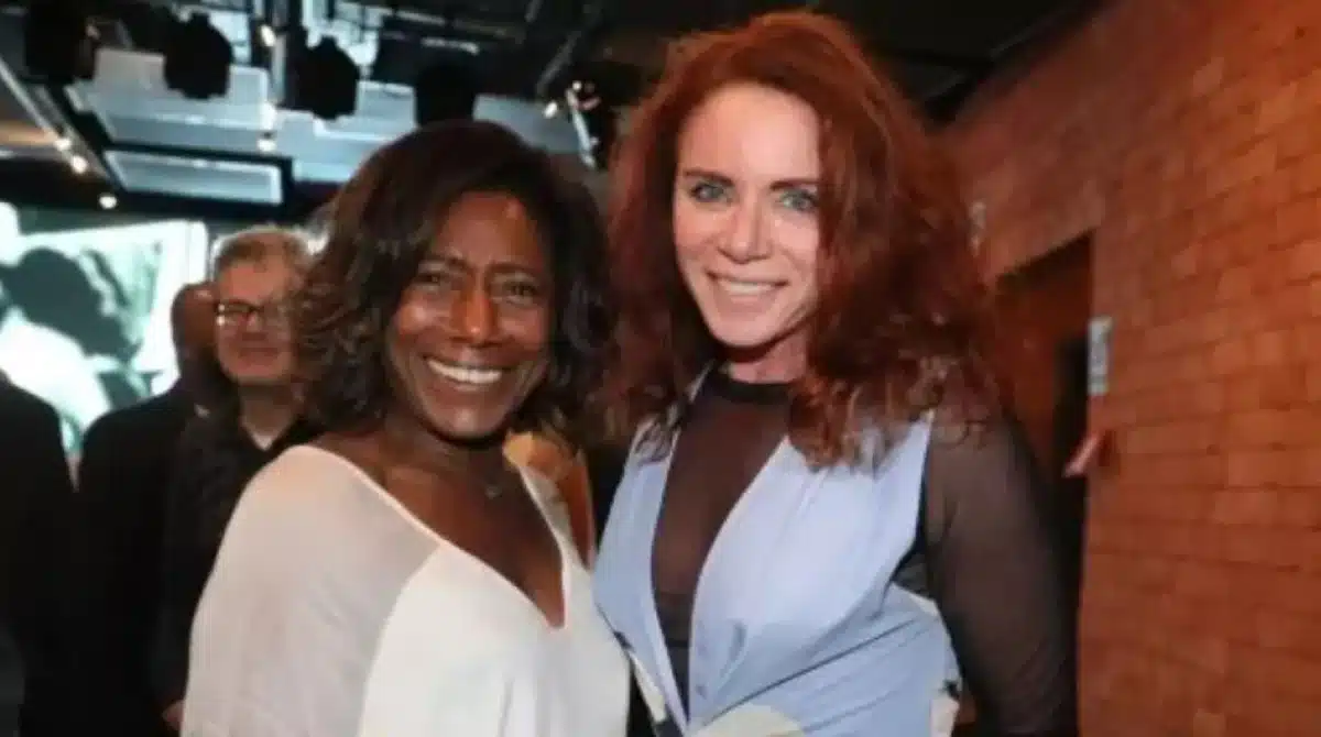 Filha de Glória Maria posa com amiga da mãe, Leilane Neubarth, em show