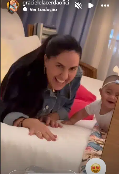Graciele Lacerda junto com a menina Clara