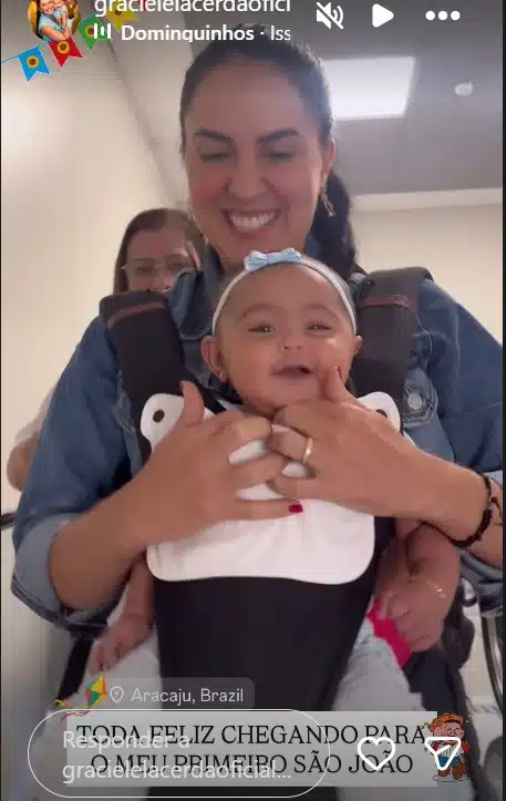 Graciele Lacerda junto com a filha em Aracajú