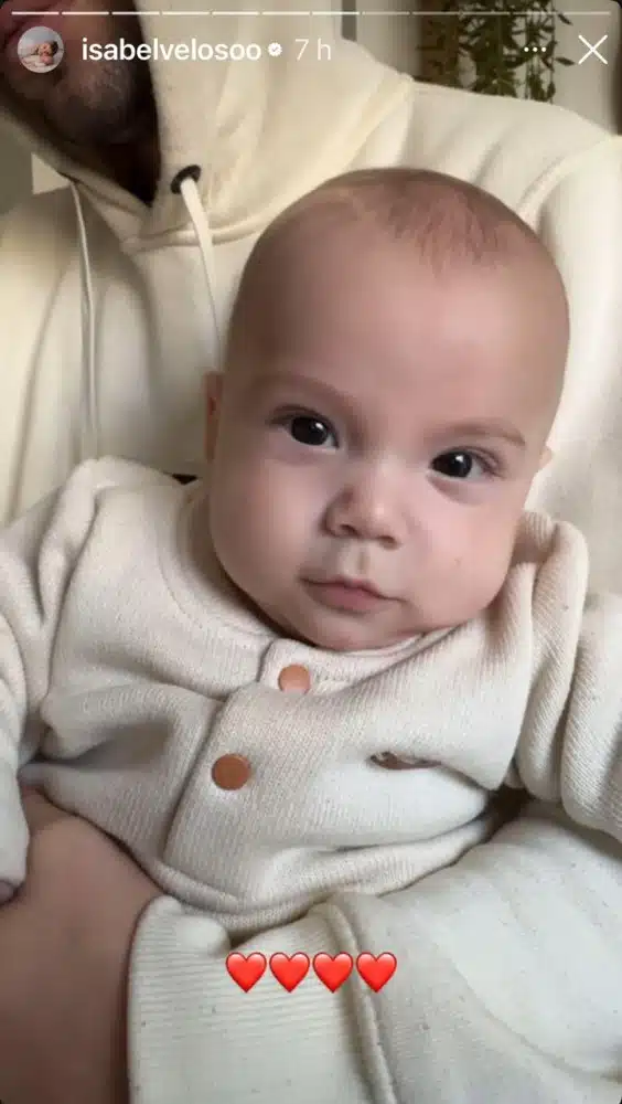 Arthur, bebê de Isabel Veloso, no colo do pai