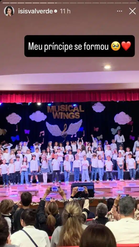 Isis Valverde mostra formatura do filho em escola americana