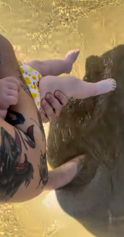 Jade Magalhães e Luan levaram a bebê para refrescar os pés na agua