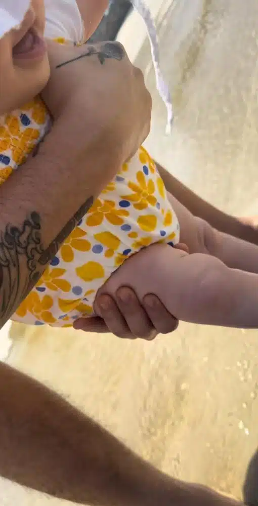 A pequena Serena, bebê de Jade Magalhães e Luan, conhecendo a praia