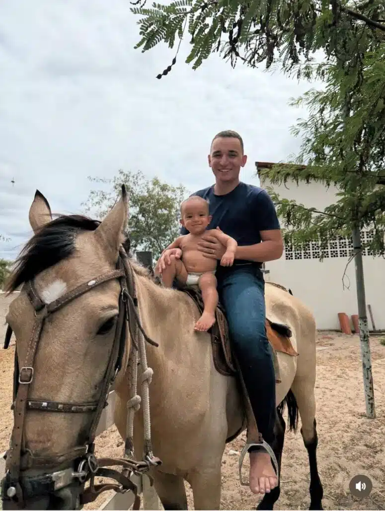 João Gomes posa com seu bebê montado no cavalo