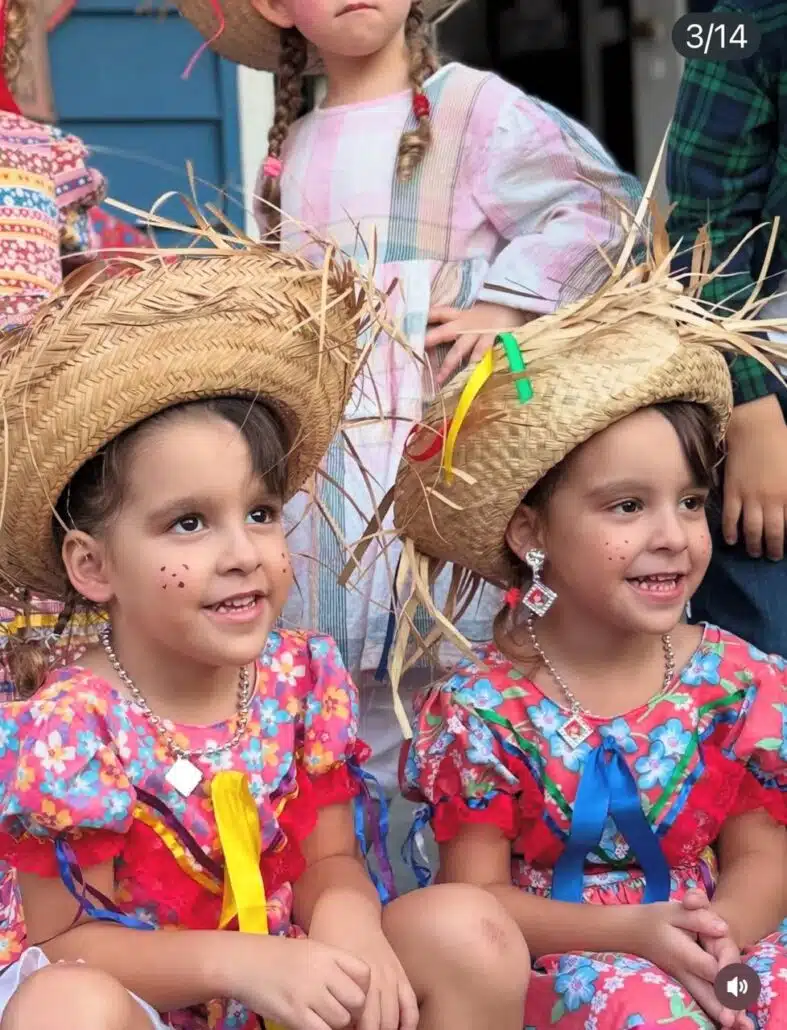As gêmeas idênticas de Marcella e Joaquim Lopes com seus looks iguais