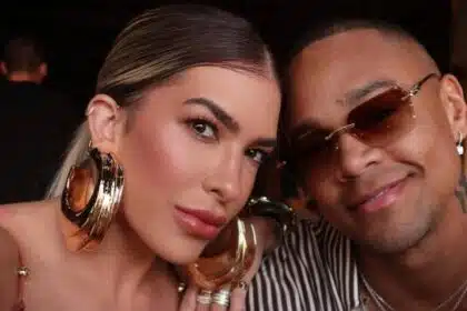 Lore e Léo Santana mostram a filha de caipirinha na fazenda da família